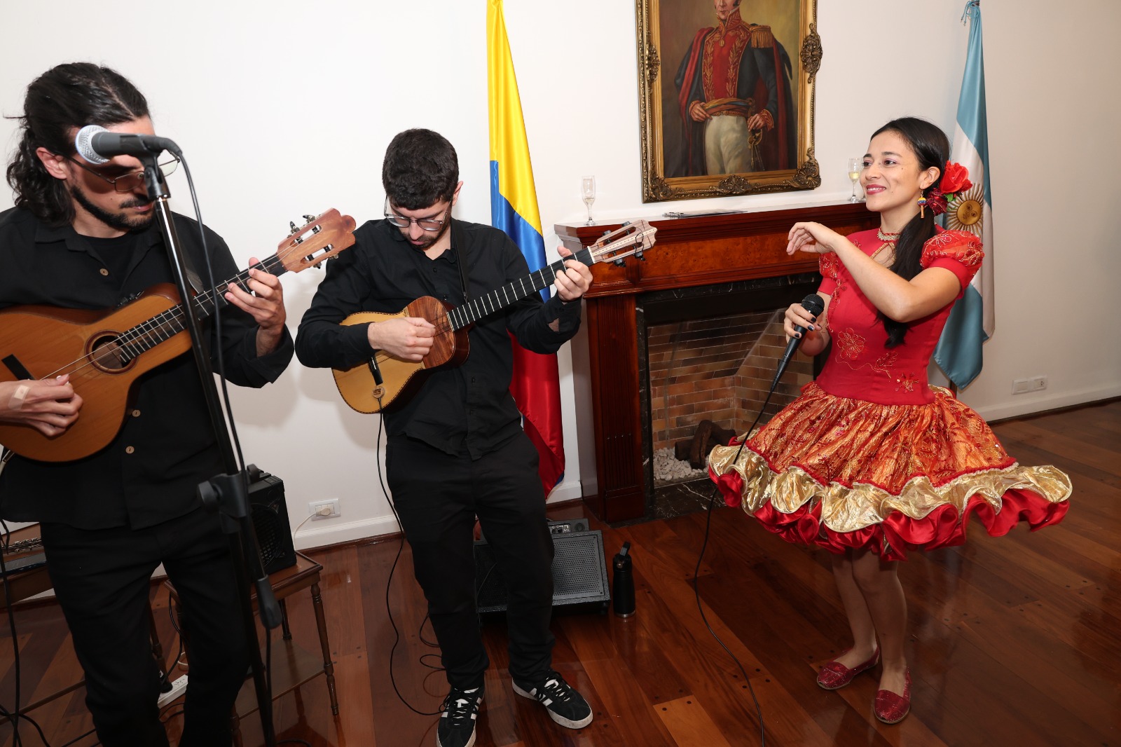 De izq. a der.: Lautaro Pérez (bandolista), Juan Viviani (cuatrista) y Amanda Rozo (cantante). Autor: Nicolás Colombo (nikofoto71_).