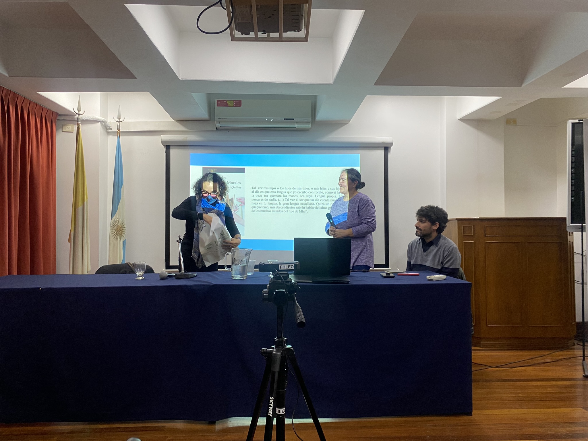 La Directora de la Escuela de Letras, Marina Fernández, entrega un presente a la escritora Alejandra Jaramillo. Autor: Prensa de la Embajada de Colombia.