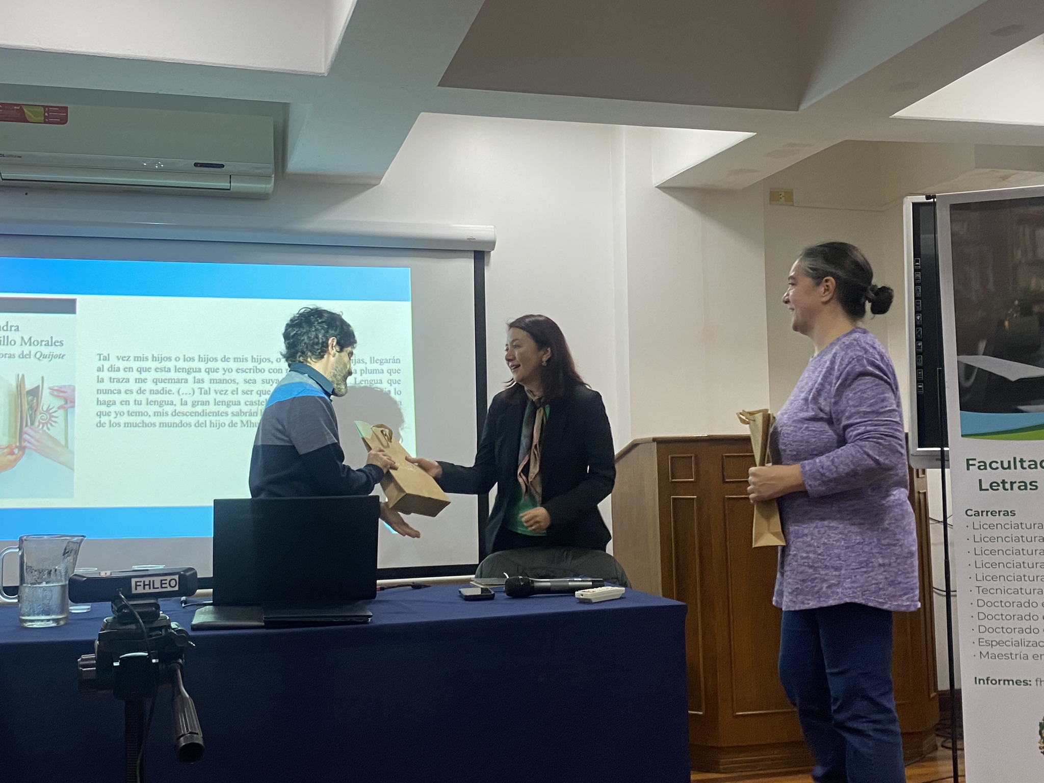 La Encargada de Negocios a.i., Inés Elvira Herrera, Entrega a la Directora de la Escuela y al docente de Letras de la Universidad del Salvador un presente por parte de la Embajada de Colombia. Autor: Prensa de la Embajada de Colombia.