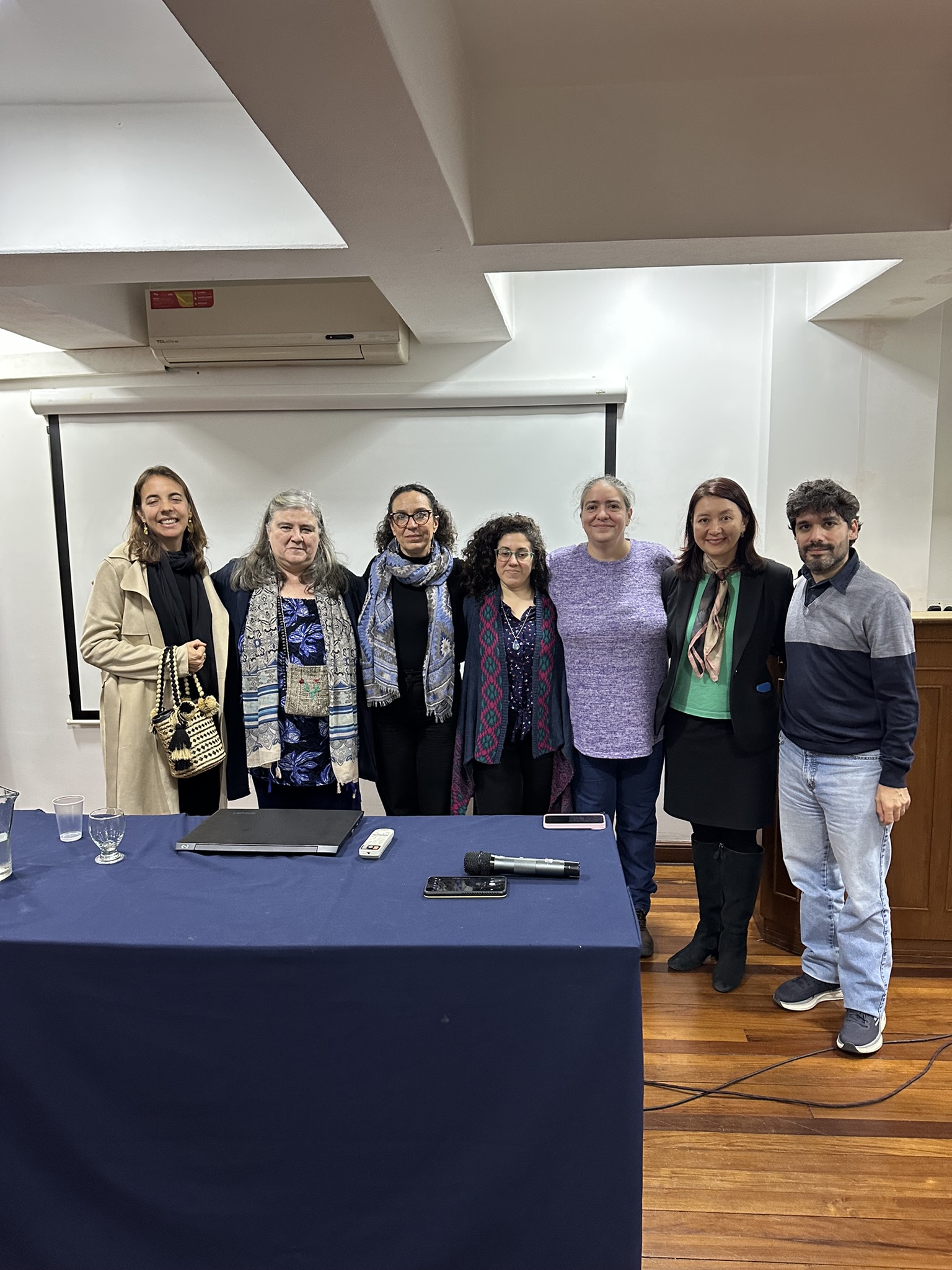 Autoridades de la Facultad de Filosofía, Historia, Letras y Estudios Orientales de la Universidad del Salvador junto con miembros del cuerpo diplomático de Colombia y la escritora Alejandra Jaramillo. Autor: Prensa de la Embajada de Colombia.