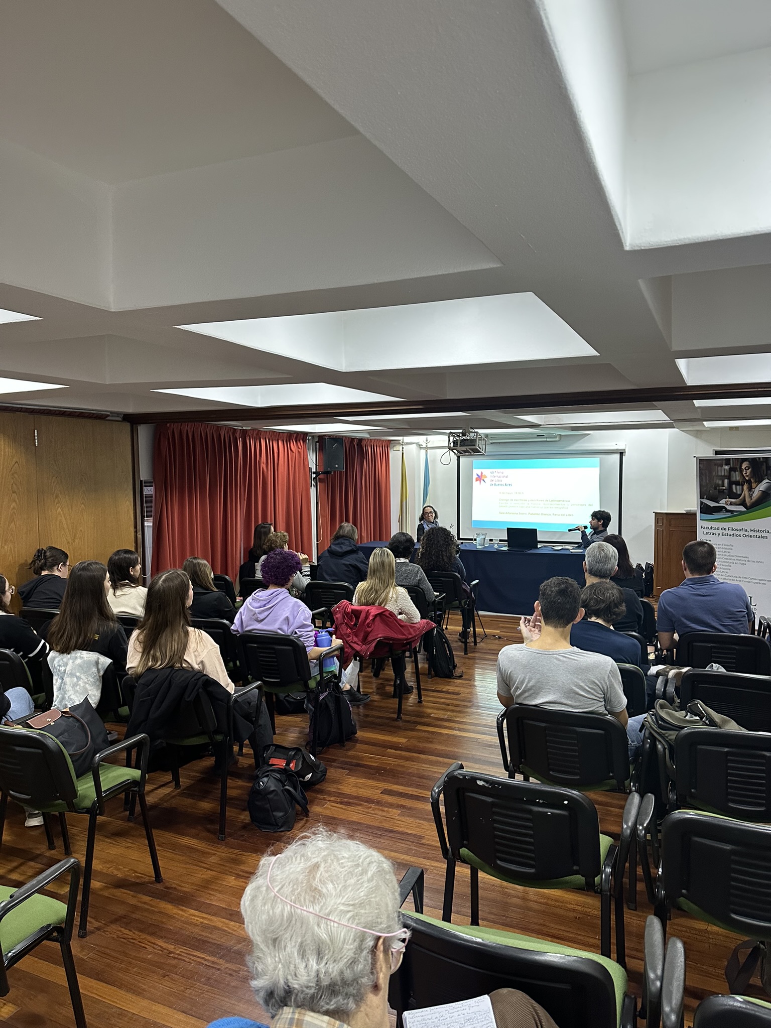 Desarrollo del conversatorio en la Universidad del Salvador. Autor: Prensa de la Embajada de Colombia.  