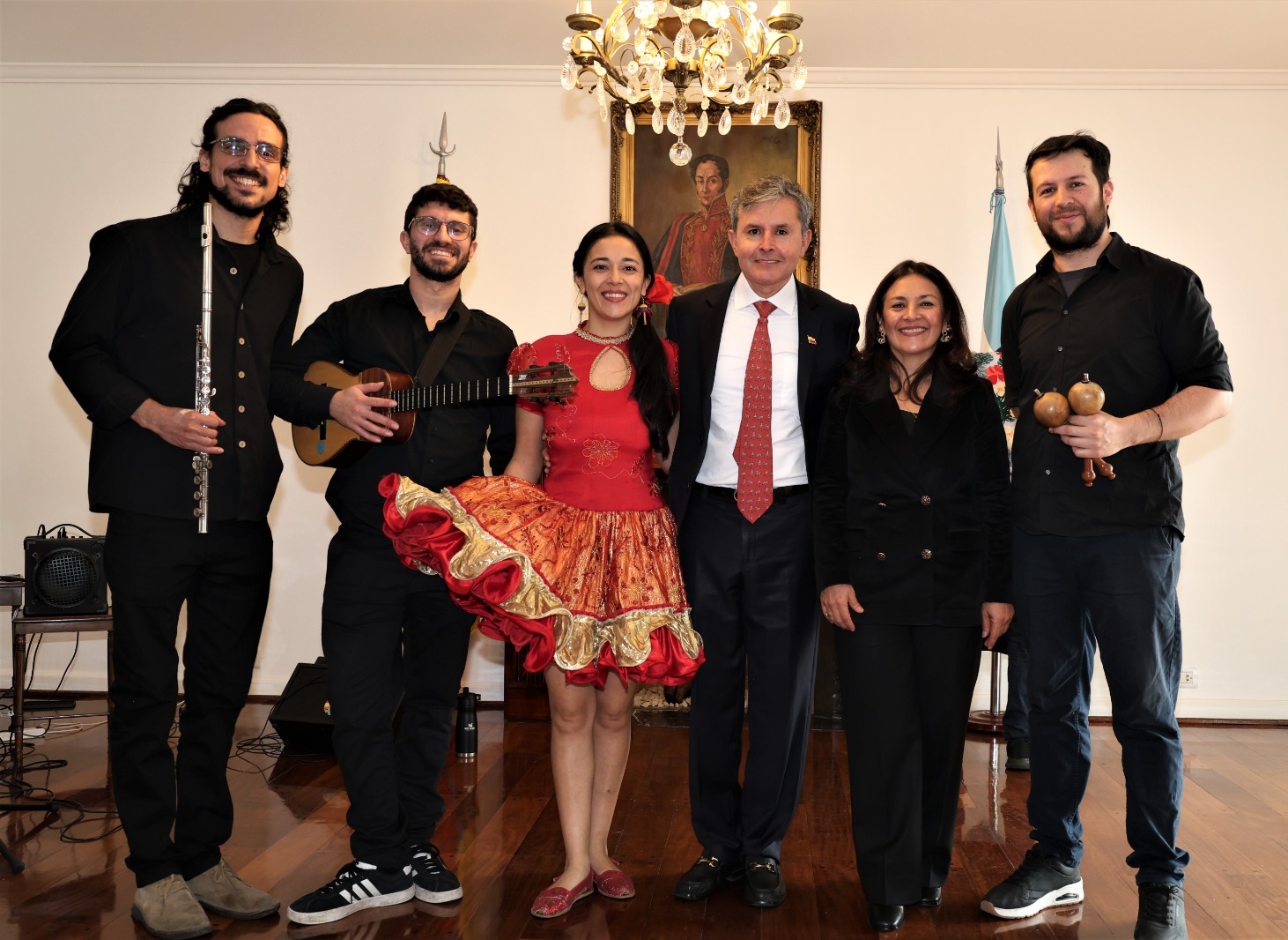 Miembros de Camoruco con el Embajador de Colombia, José Roberto Acosta y su esposa. Autor: Nicolás Colombo (nikofoto71_).