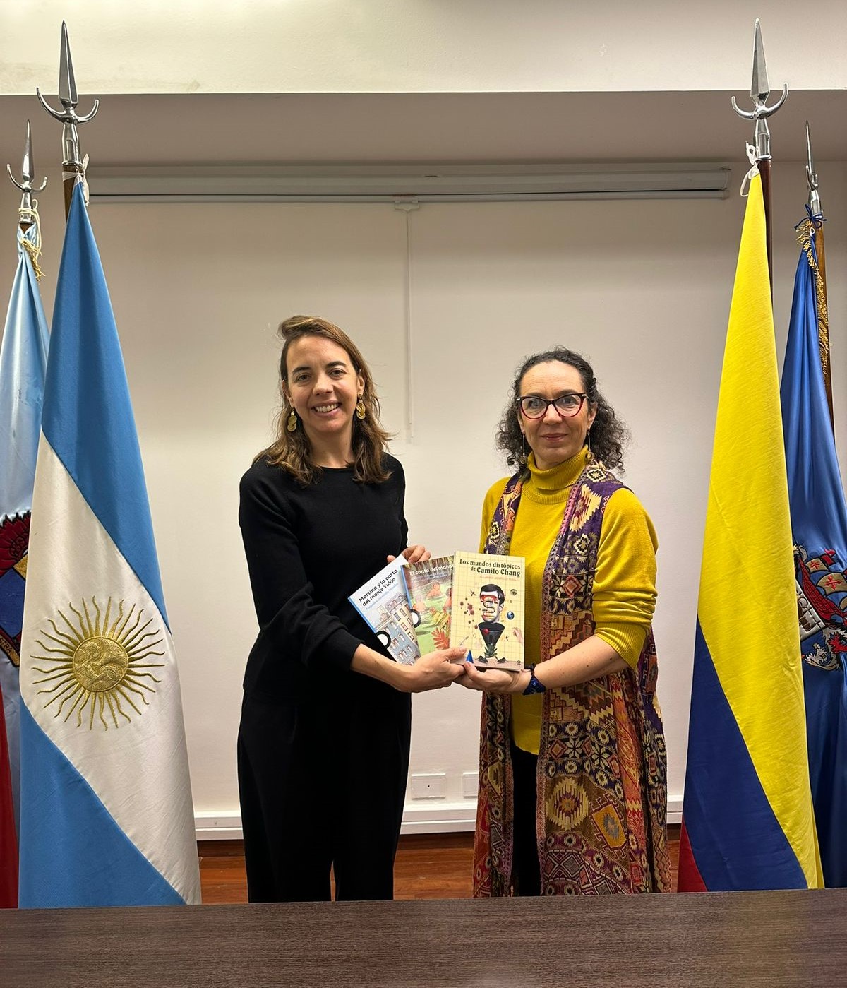 La Consejera, Magdalena Durana recibe la donación de 3 libros por parte de la escritora Alejandra Jaramillo a la Embajada de Colombia. Autor: Prensa de la Embajada de Colombia.