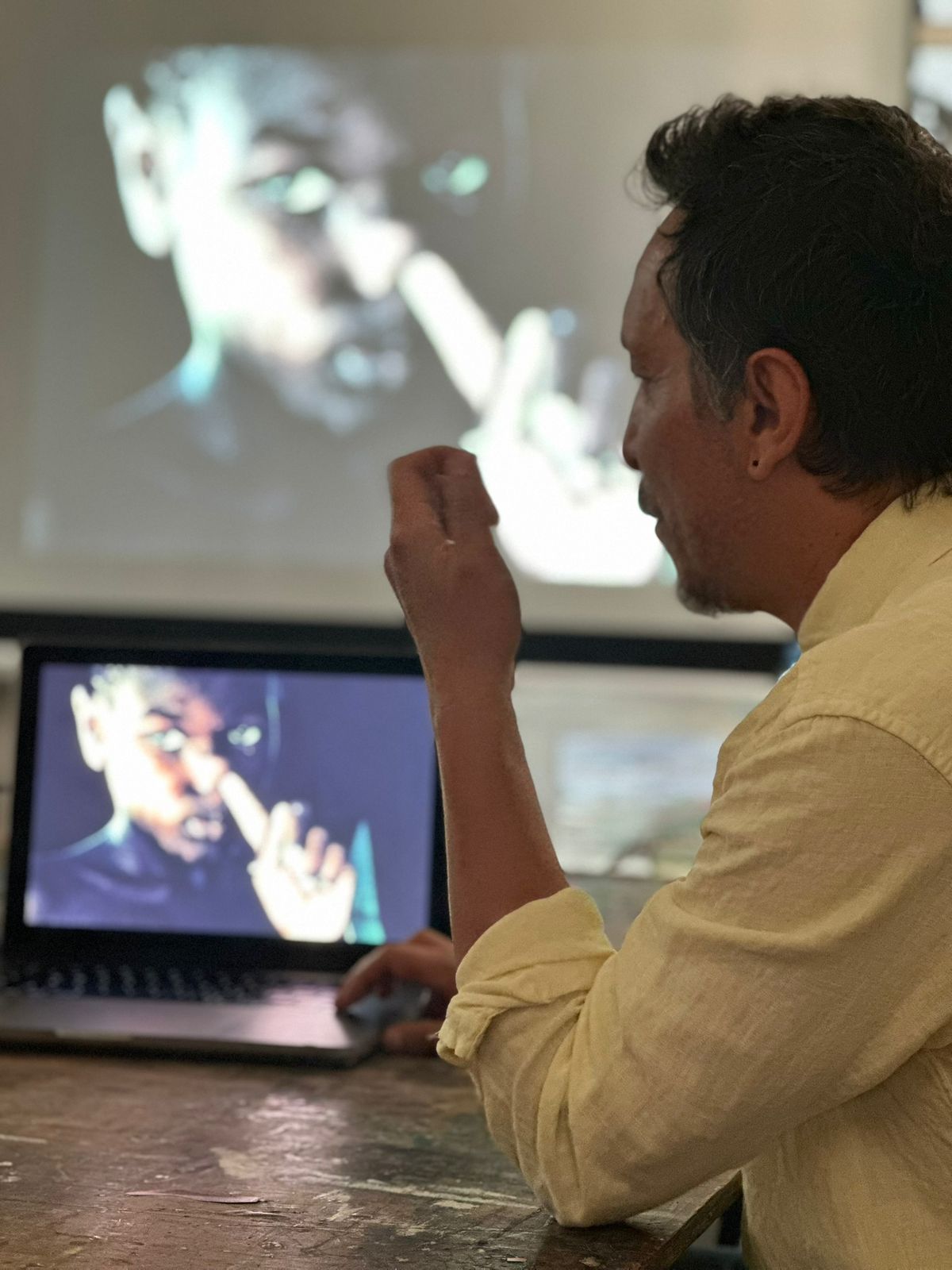 El fotógrafo Óscar Perfer mostrando su obra. Autor: Prensa de la Embajada de Colombia.