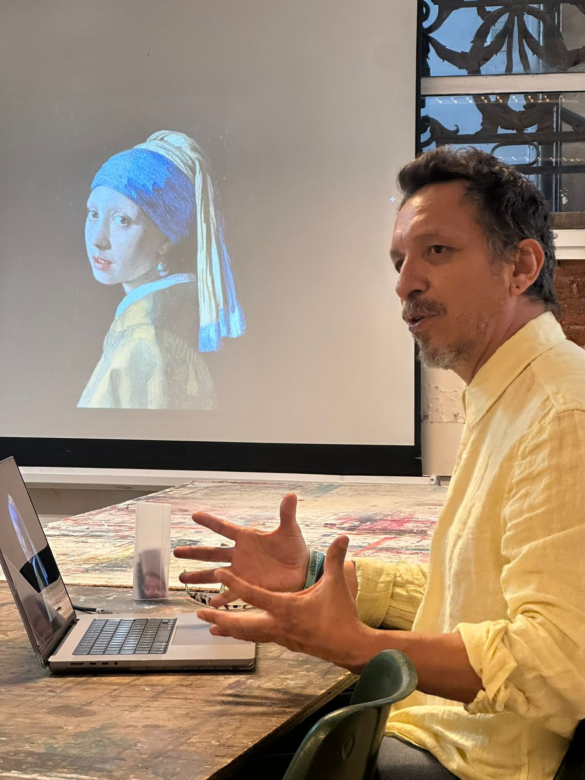 El fotógrafo Óscar Perfer mostrando sus referentes pictóricos. Autor: Prensa de la Embajada de Colombia.
