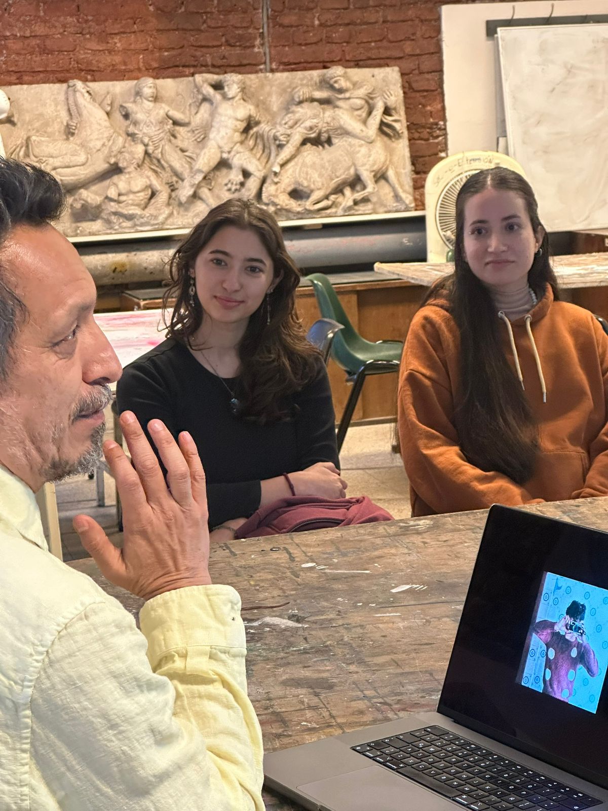 El fotógrafo Óscar Perfer interactúa con el público. Autor: Prensa de la Embajada de Colombia.