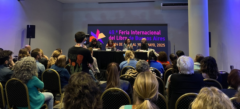 Dialogo de Escritoras y Escritores de Latinoamérica.  Autor: Prensa de la Embajada de Colombia