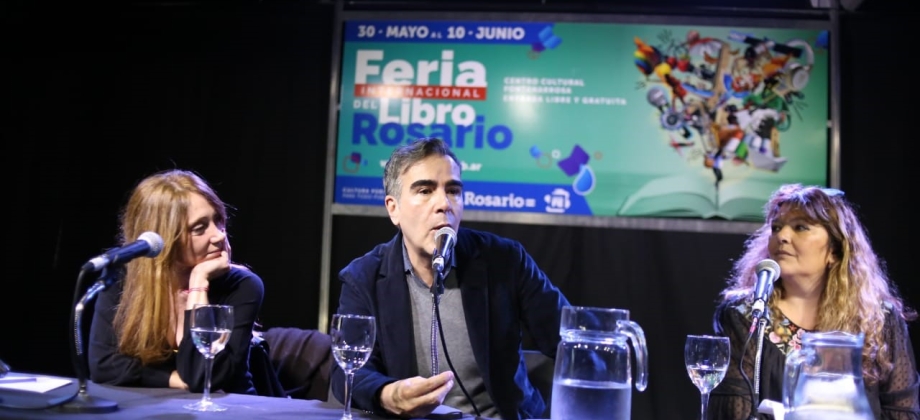 Colombia hace presencia en la Feria del Libro de Rosario con un conversatorio del escritor Jorge Franco organizado por la Embajada de Colombia