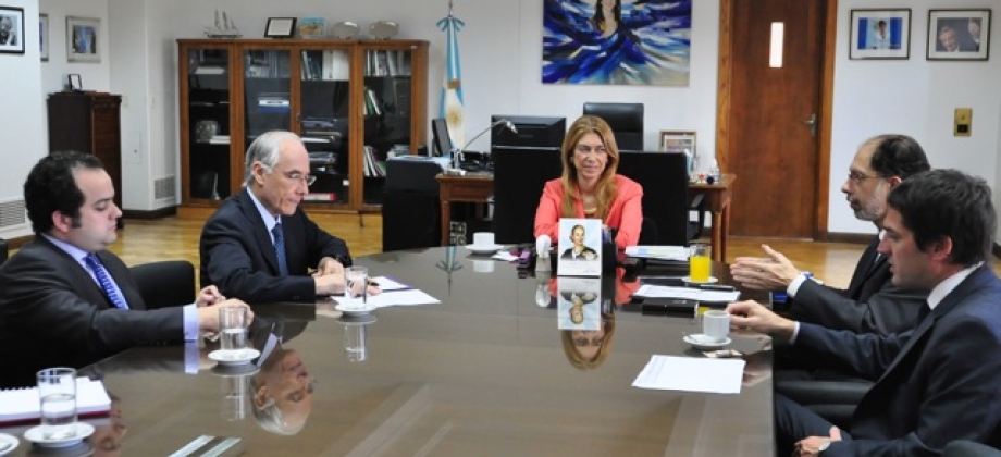 La Ministra de Industria - Debora Giorgi, el Embajador de Colombia - Carlos Rodado Noriega, y funcionarios del Ministerio y la Embajada 