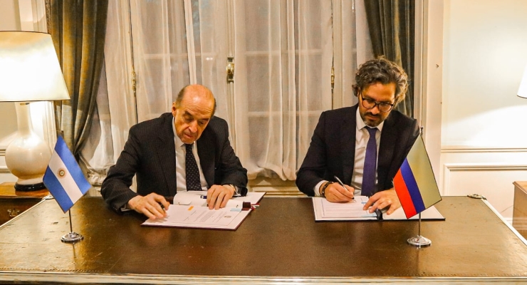 Cancilleres de Colombia y Argentina firmaron acuerdo sobre reconocimiento mutuo de licencias de conducción