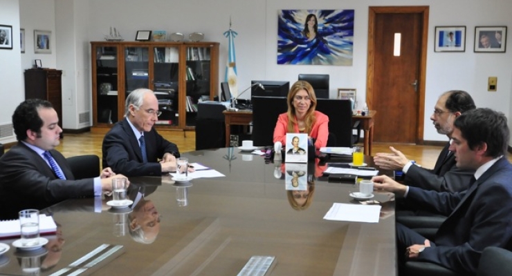 La Ministra de Industria - Debora Giorgi, el Embajador de Colombia - Carlos Rodado Noriega, y funcionarios del Ministerio y la Embajada 
